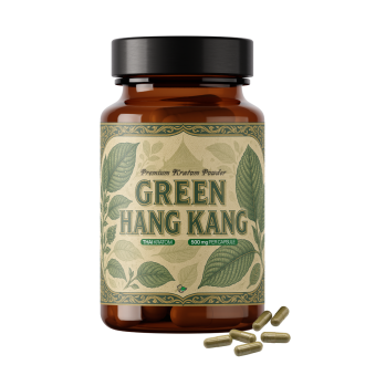 Braune Glasflasche mit Premium-Kratom-Pulver, beschriftet mit „Green Hang Kang Thai Kratom 600 mg pro Kapsel“, mit einem grünen botanischen Blattmotiv auf dem Etikett und mehreren grünen Kratom-Kapseln, die vor der Flasche auf weißem Hintergrund liegen.