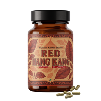 Braune Glasflasche mit Premium-Kratom-Pulver, beschriftet mit „Red Hang Kang Thai Kratom 600 mg per capsule“, mit rotem botanischem Blattmotiv auf dem Etikett und mehreren roten Kratom-Kapseln, die vor der Flasche auf weißem Hintergrund liegen.